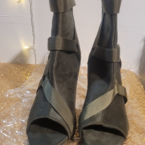 Elegant Olive Green Stiletto Ankle Boots - Picture 2 of 4